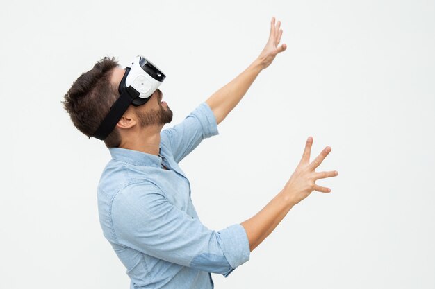 Opgewonden man met VR-headset