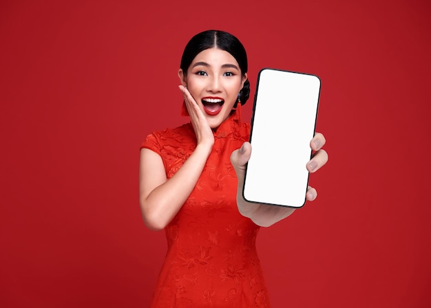 Opgewonden mooie Chinese Aziatische vrouw met een smartphone mockup van een leeg scherm