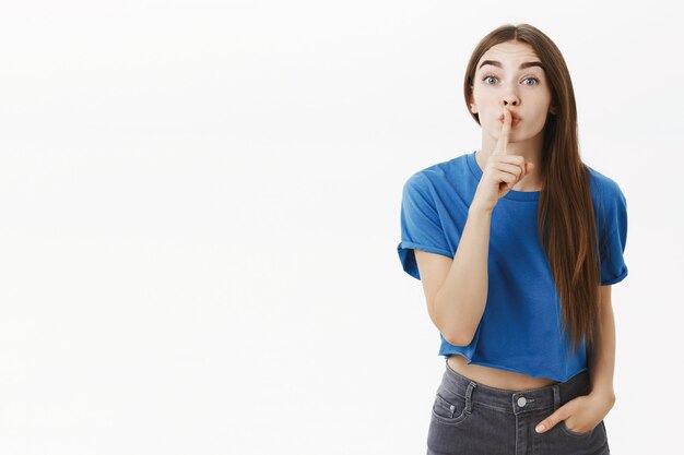 Opgewonden vrouw vraagt geheim bewaren, niet vertellen