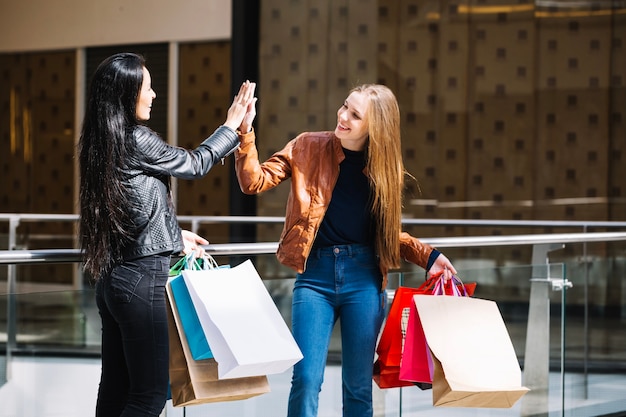 Opgewonden vrouwen geven hoog vijf