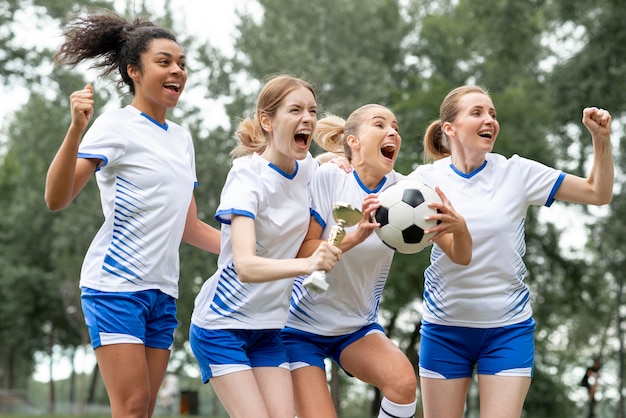 Opgewonden vrouwen met kop en bal