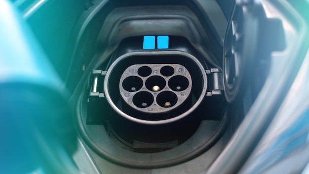 Oplaadaansluiting van een elektrische auto met blauw licht