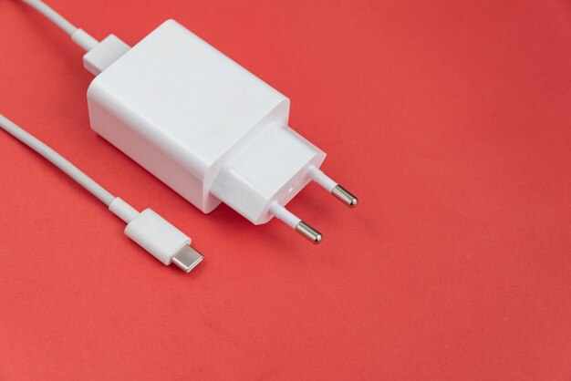 Oplader en USB-kabel type C op rode achtergrond