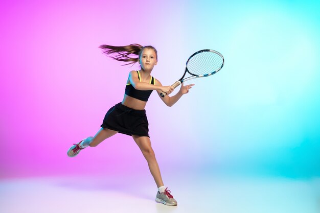 Opleiding. Tennismeisje in zwarte sportkleding geïsoleerd op verloop