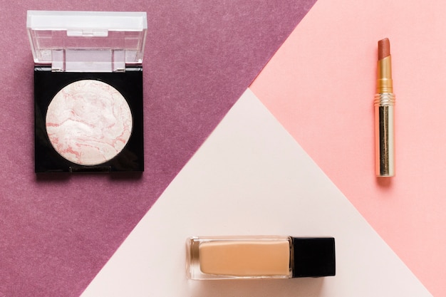 Opmaak van cosmetische set voor basis make-up