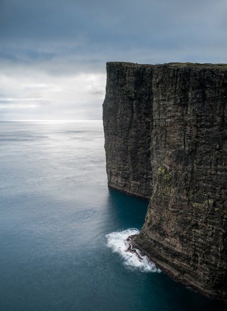 Opname van de prachtige natuur zoals de kliffen, zee, bergen van de Faeröer