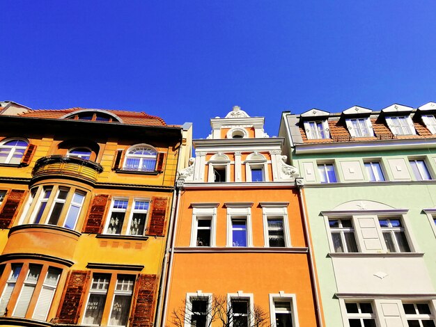 Opname van kleurrijke gebouwen samen in Jelenia Góra, Polen