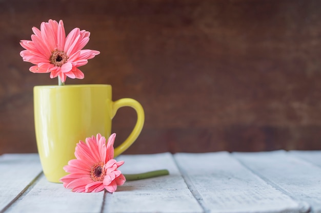 Oppervlak met mok en bloemen