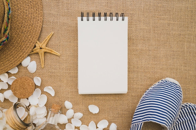 Gratis foto oppervlakte met zomerelementen en notitieboekje voor berichten