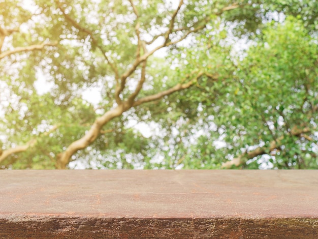 Gratis foto oppervlakte van de steen met bomen op de achtergrond