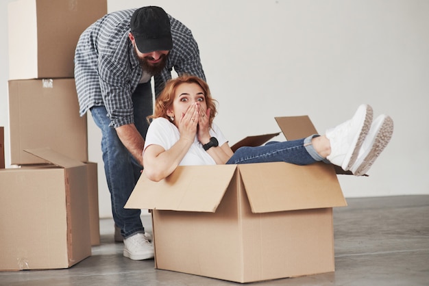 Oprechte emoties. gelukkig paar samen in hun nieuwe huis. conceptie van verhuizen