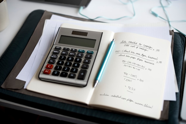 Gratis foto opstarten zakelijke marketing strategie doelwit berekening formule schrijven op notebook