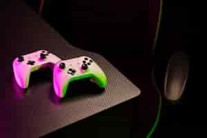 Gratis foto opstelling van gamingcontrollers onder hoge hoek