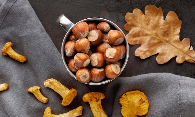 Opstelling van gebakken champignons en noten