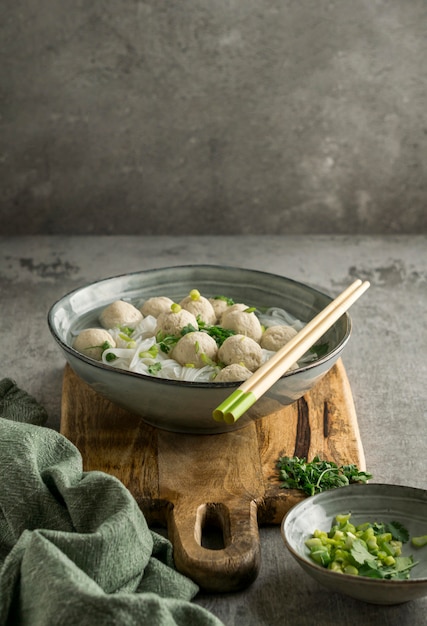 Gratis foto opstelling van heerlijke bakso-kom