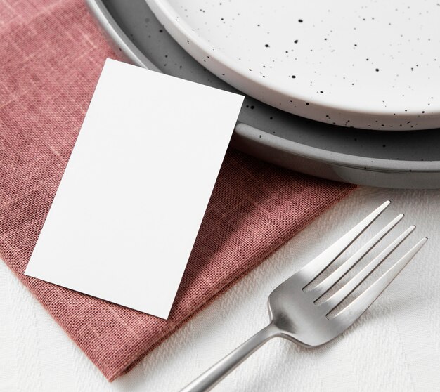 Opstelling van mooi serviesgoed op tafel