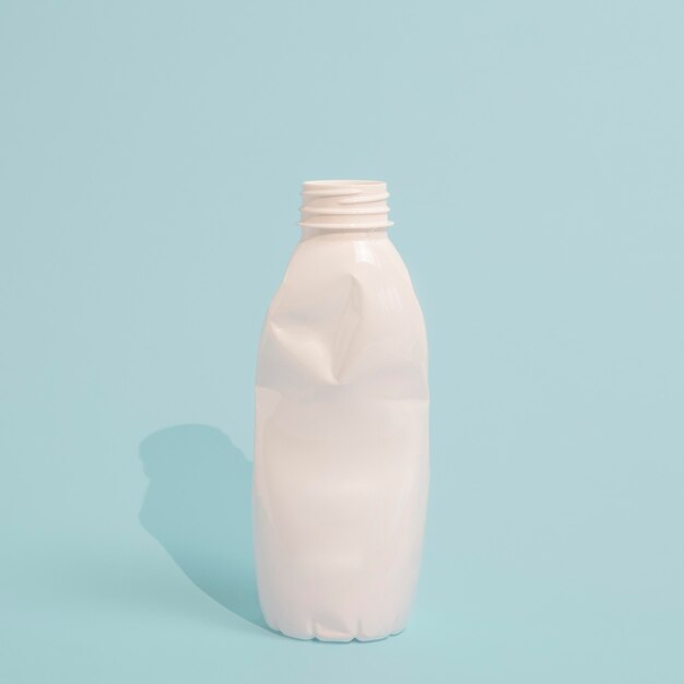 Opstelling van niet-milieuvriendelijke plastic fles