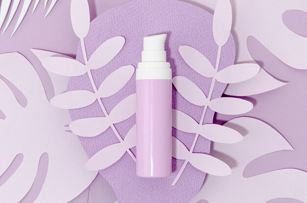 Opstelling van paarse make-up fles