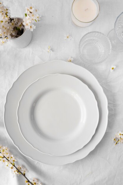 Opstelling van witte tafel voor een heerlijke maaltijd