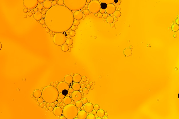Oranje abstracte bubbels met zwarte stippen