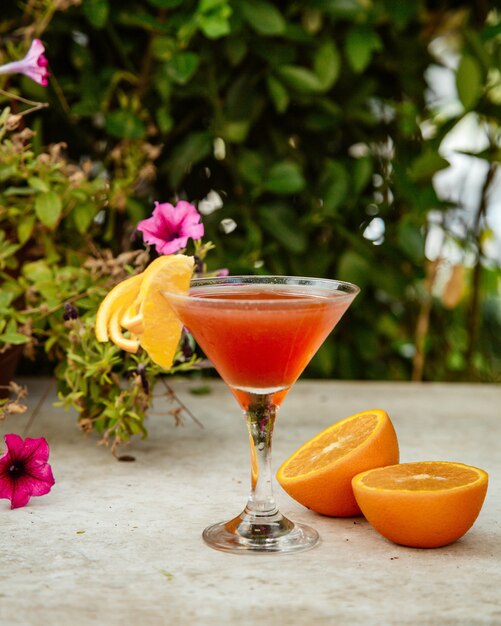 oranje cocktail op de tafel