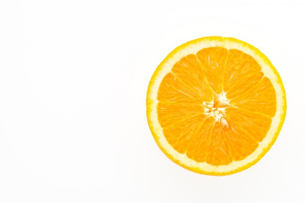 Oranje fruit dat op witte achtergrond wordt geïsoleerd