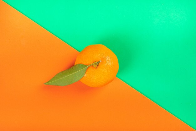 Oranje fruit op kleurrijke oranje en groene ondergrond