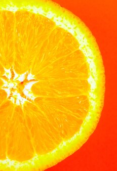 Oranje fruit op oranje achtergrond. minimalisme, originele en creatieve foto. prachtige natuur, verticaal behang voor smartphone.