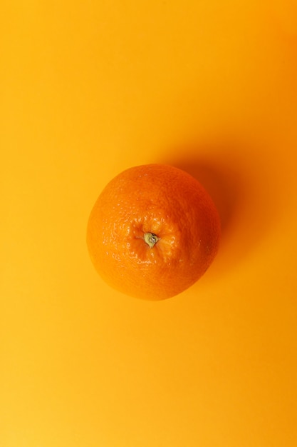 Oranje geïsoleerd op oranje oppervlak