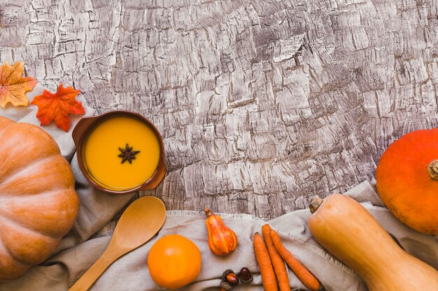 Oranje groenten en fruit in de buurt van soep