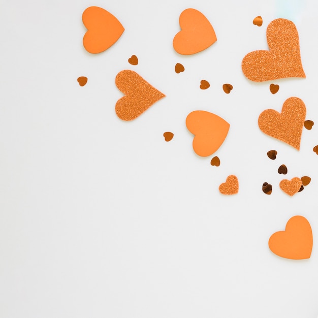Oranje harten voor valentijnskaarten met exemplaarruimte
