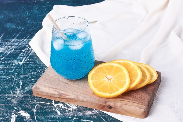 Oranje met een kopje drank op blauw.