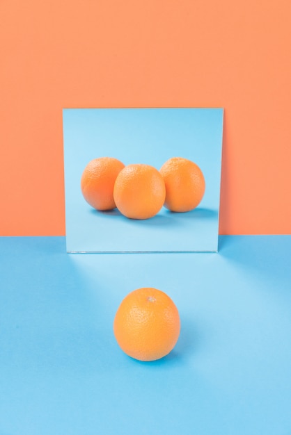 Oranje op blauwe tafel geïsoleerd op oranje