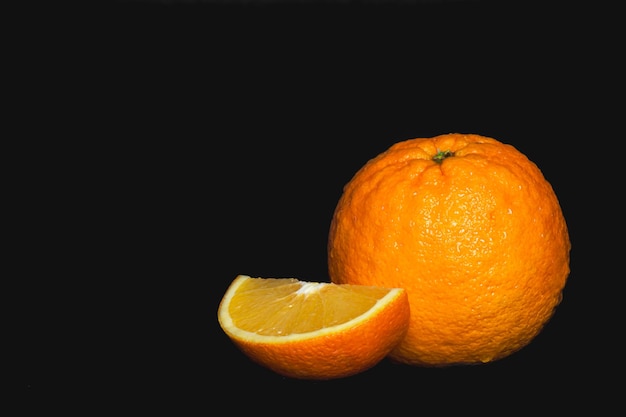 Oranje op een zwarte achtergrond geïsoleerde kopie ruimte