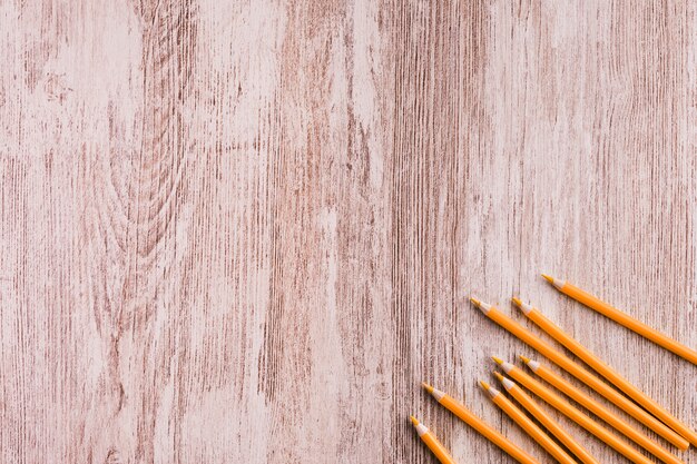 Oranje potloden op houten oppervlak