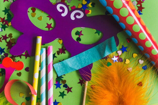 Oranje veren met paarse masker en confetti