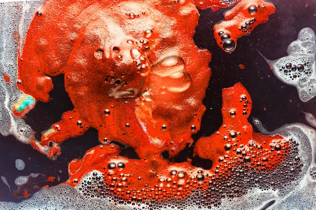 Oranje verf op vuil water