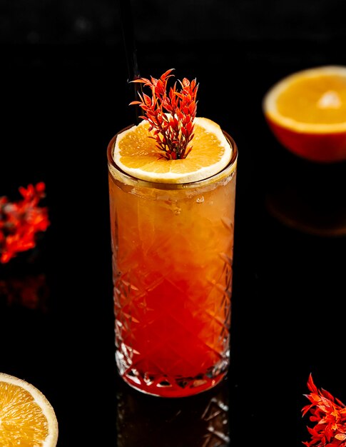 Gratis foto oranje verse cocktail met schijfje citroen