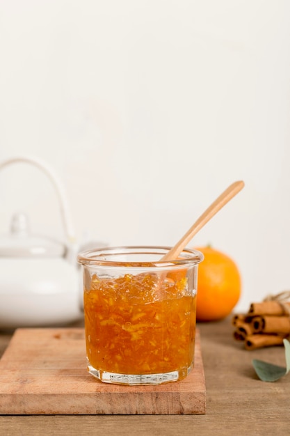 Gratis foto oranje zelfgemaakte heerlijke jam in een glas