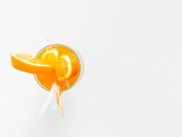 Oranje zomercocktail met plakjes fruit
