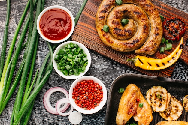 Organisch plantaardig gebraden vlees voor lunch op houten lijst