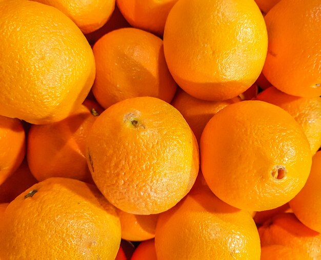 Organische vegetarische stapelgroep sinaasappels