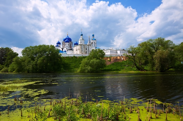 Gratis foto orthodox klooster in bogolyubovo