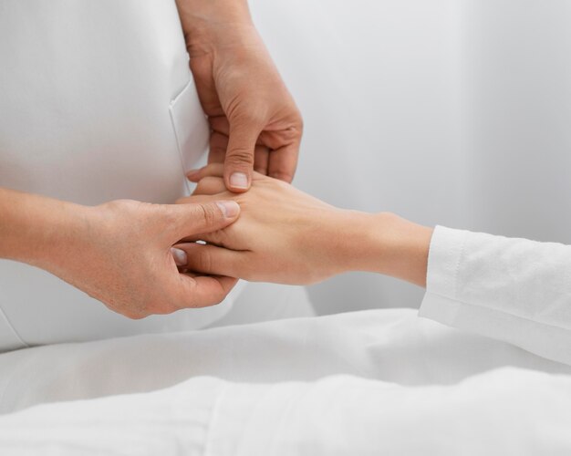 Osteopaat die de arm van een patiënt behandelt