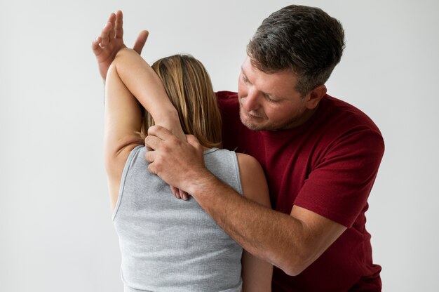 Osteopathiepatiënt die behandelingsmassage krijgt