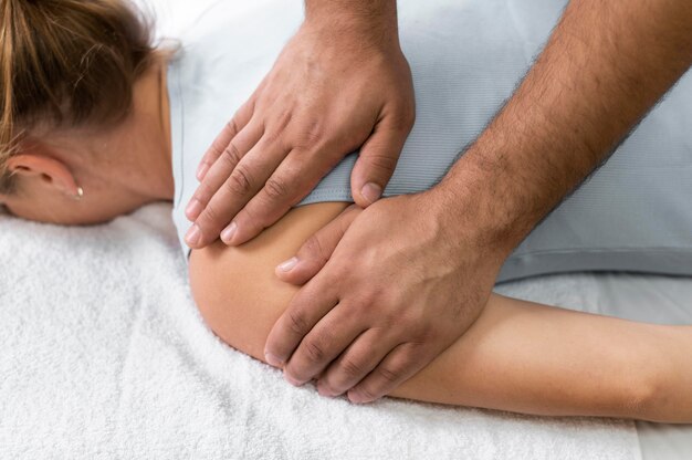 Osteopathiepatiënt die een behandelingsmassage krijgt