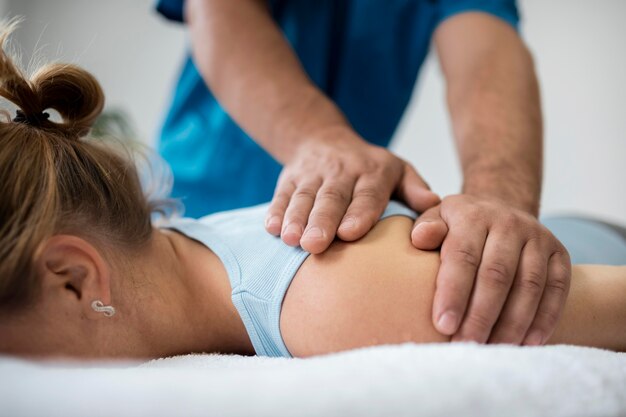 Osteopathiepatiënt die een behandelingsmassage krijgt