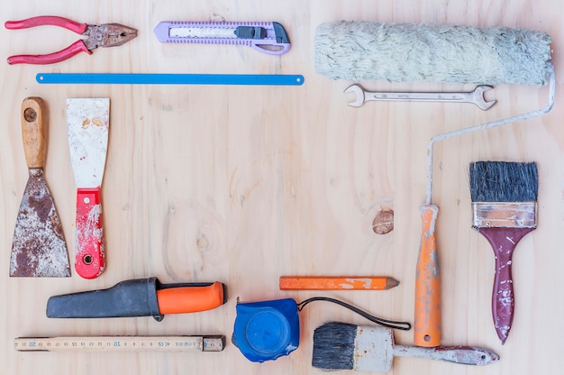 Oud bouwhandgereedschap over witte houten achtergrond