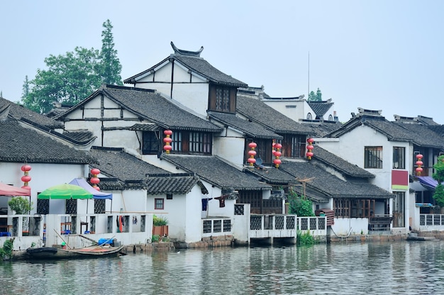 Oud dorp aan de rivier in Shanghai in zwart-wit