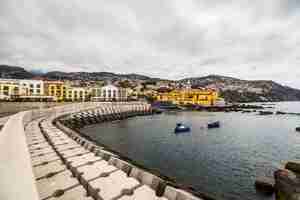 Gratis foto oud kasteel in funchal, hoofdstad van madeira, portugal op zonnige zomerdag. reis concept